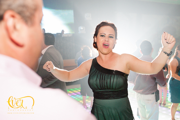 paquetes de fotografia para 15 años, mexican destination party wedding photographer pictures dancing guests having fun