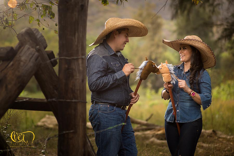 Horse riding engagement session pictures in Puerto Vallarta, Jalisco, Mexico