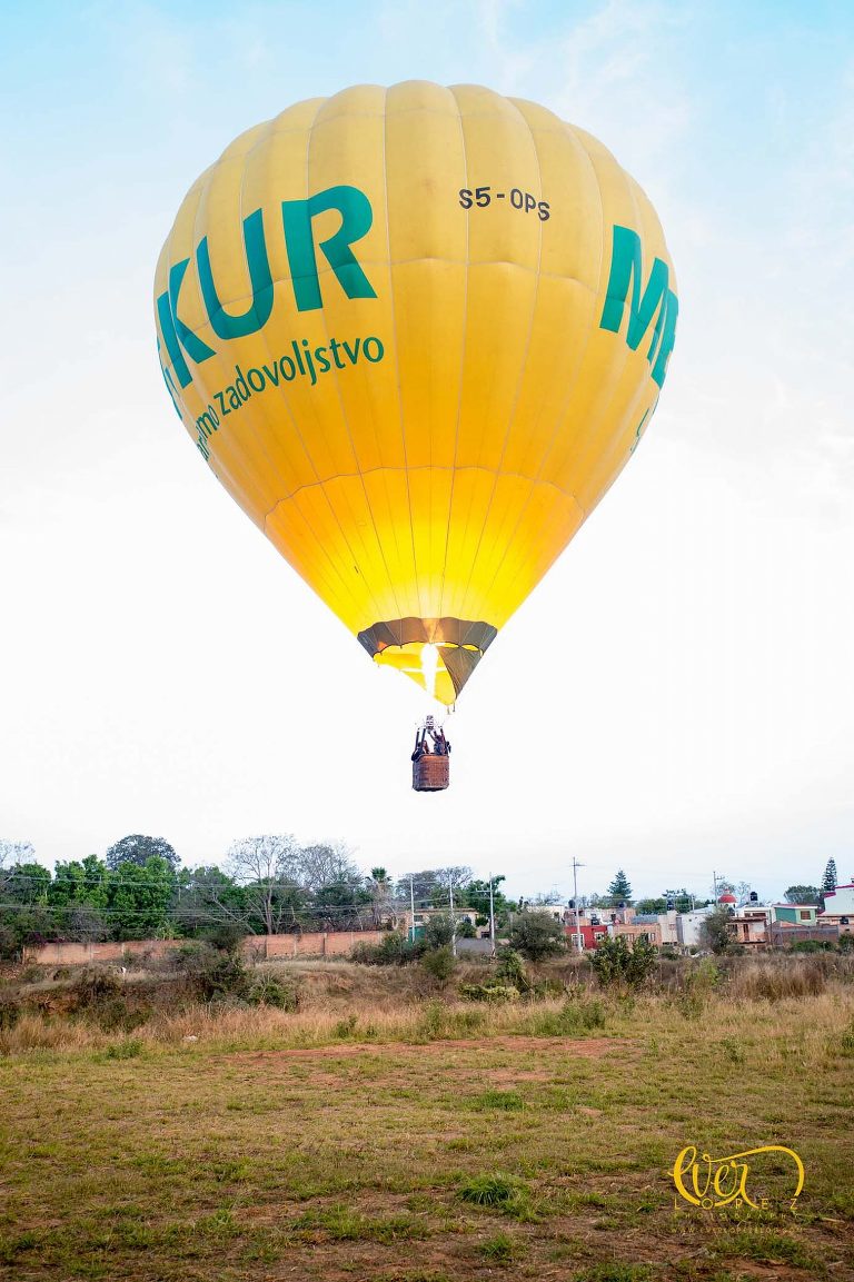 Ever Lopez, Engagement session pictures flying a hot air balloon.  Tequila Jalisco Mexico, destination wedding photography